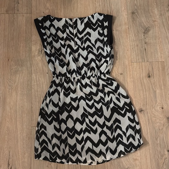 Maurice’s dress - Picture 3 of 3